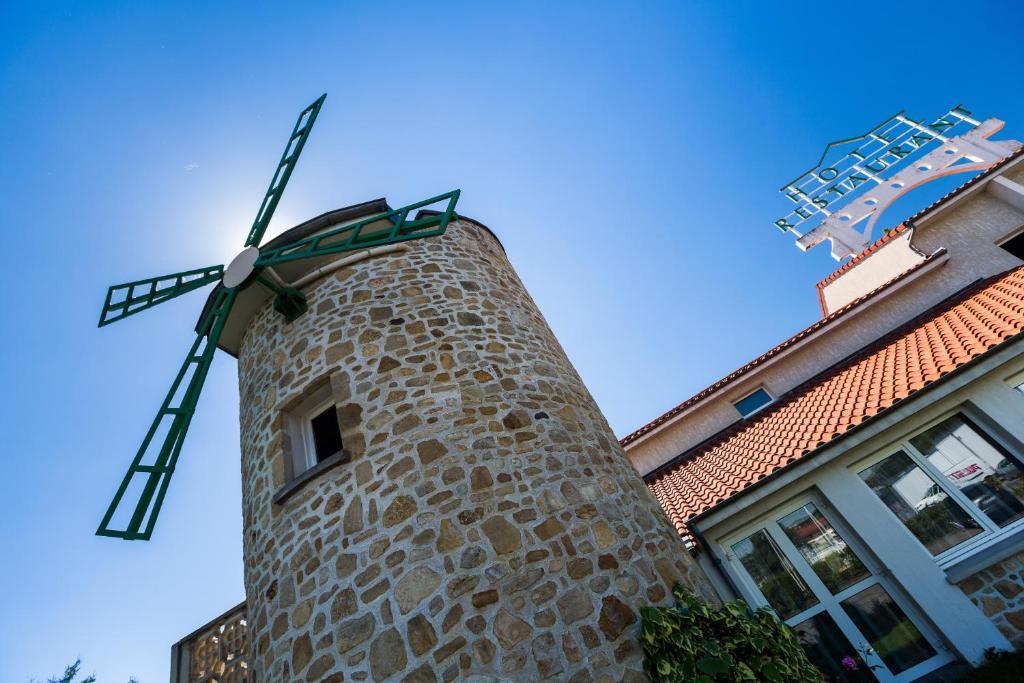 Logis Hotel Le Moulin Des Gardelles Riom Εξωτερικό φωτογραφία