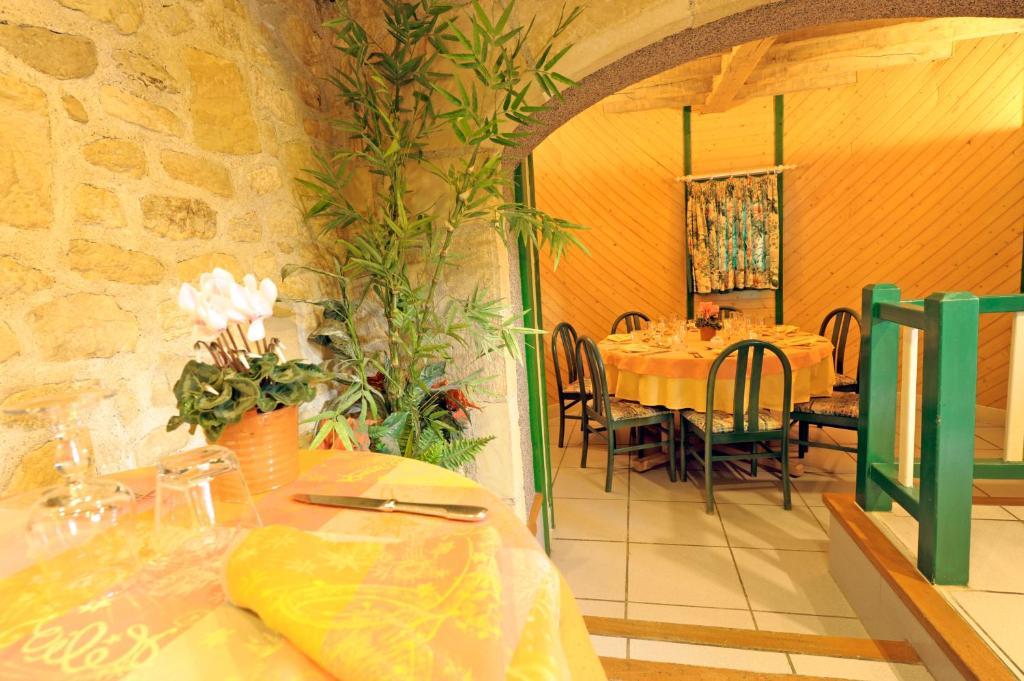 Logis Hotel Le Moulin Des Gardelles Riom Εξωτερικό φωτογραφία