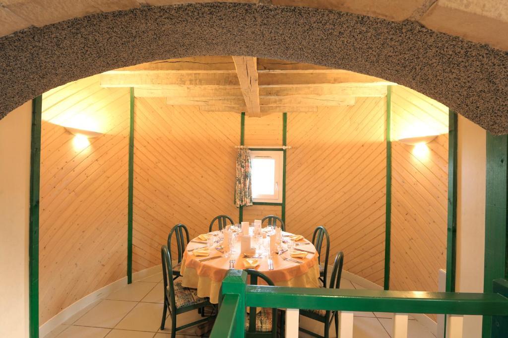 Logis Hotel Le Moulin Des Gardelles Riom Εξωτερικό φωτογραφία