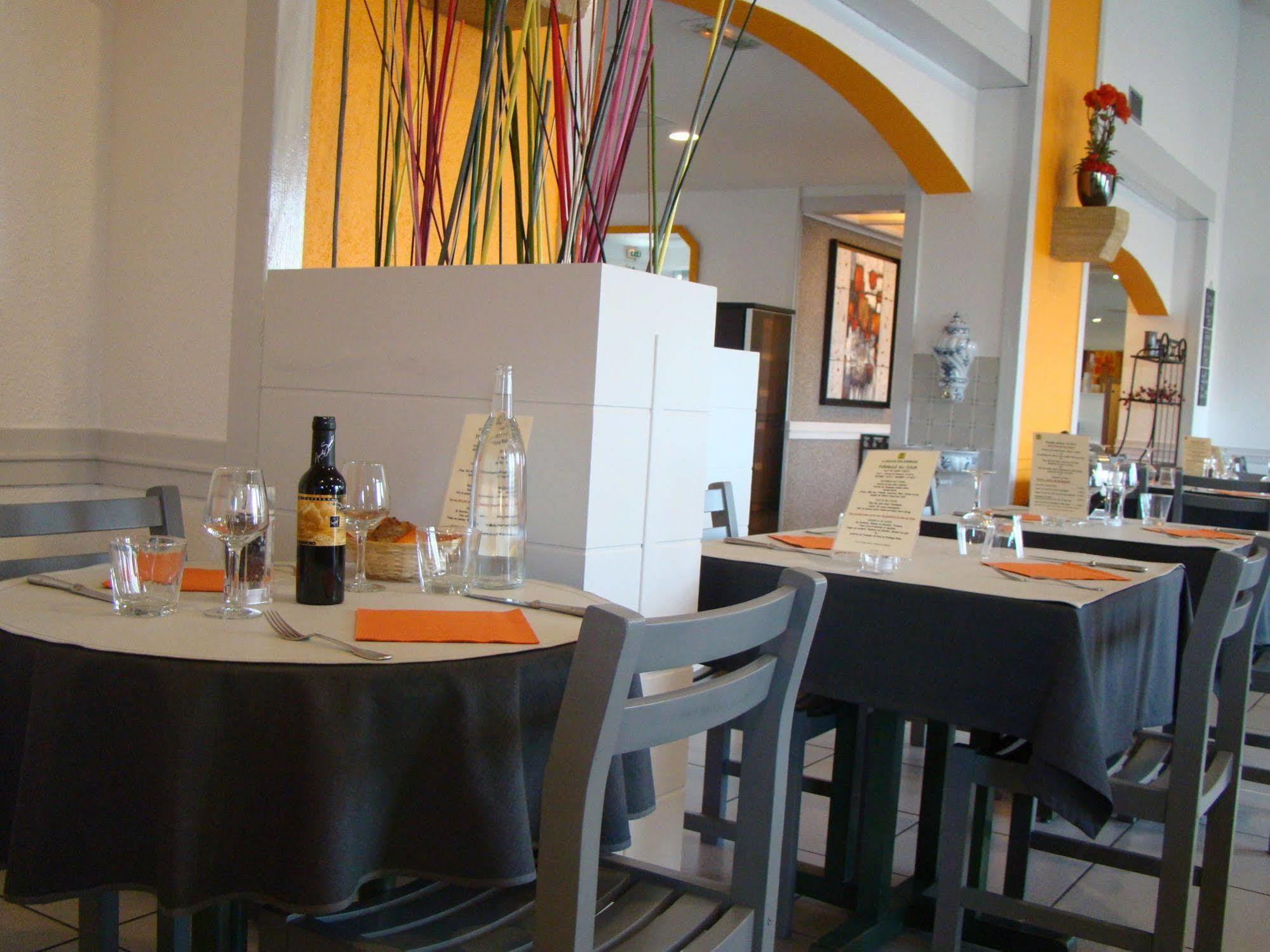 Logis Hotel Le Moulin Des Gardelles Riom Εξωτερικό φωτογραφία