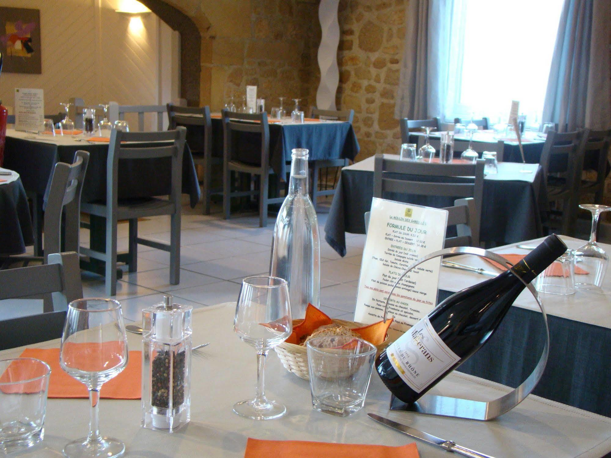 Logis Hotel Le Moulin Des Gardelles Riom Εξωτερικό φωτογραφία