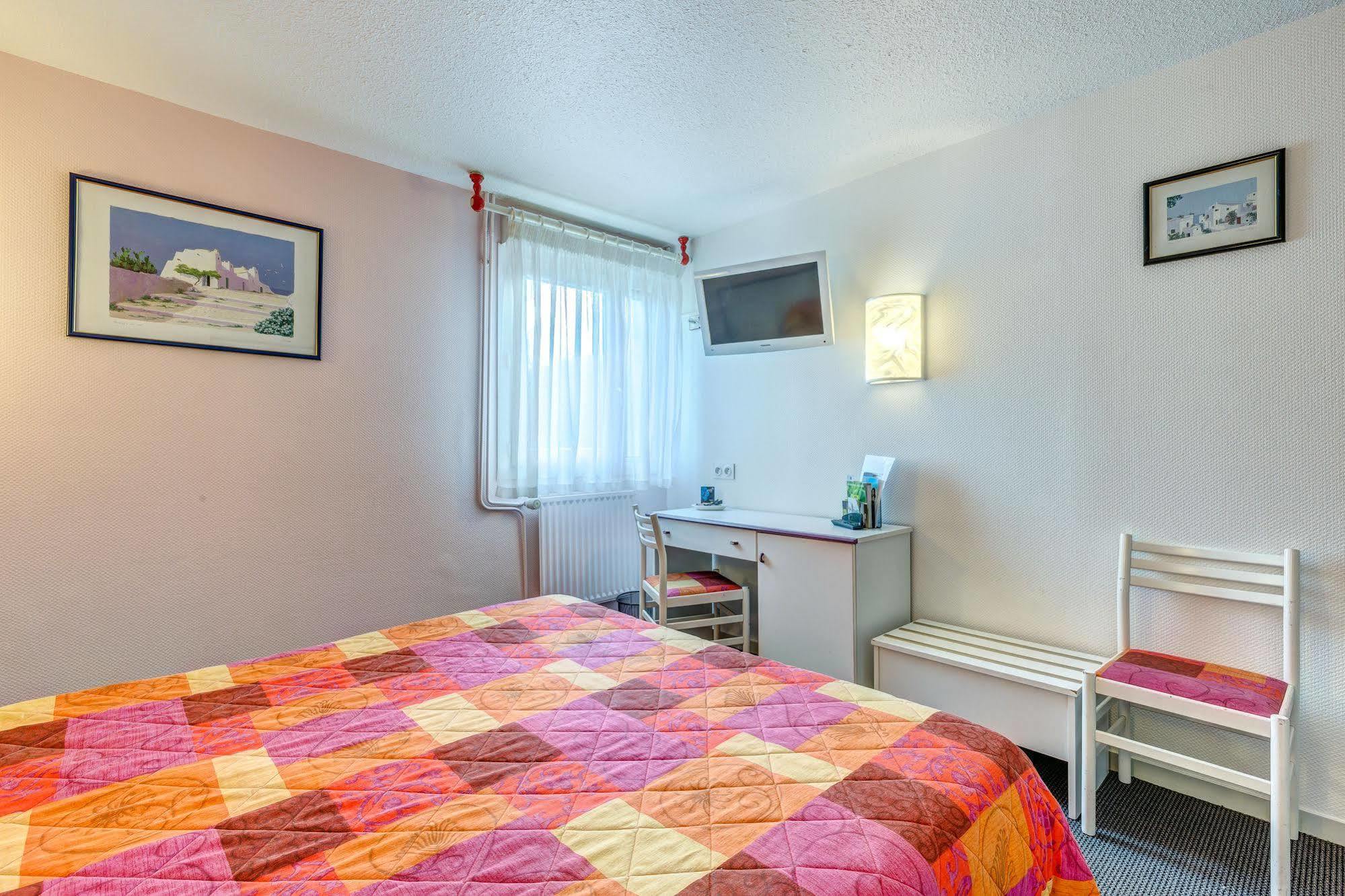 Logis Hotel Le Moulin Des Gardelles Riom Εξωτερικό φωτογραφία