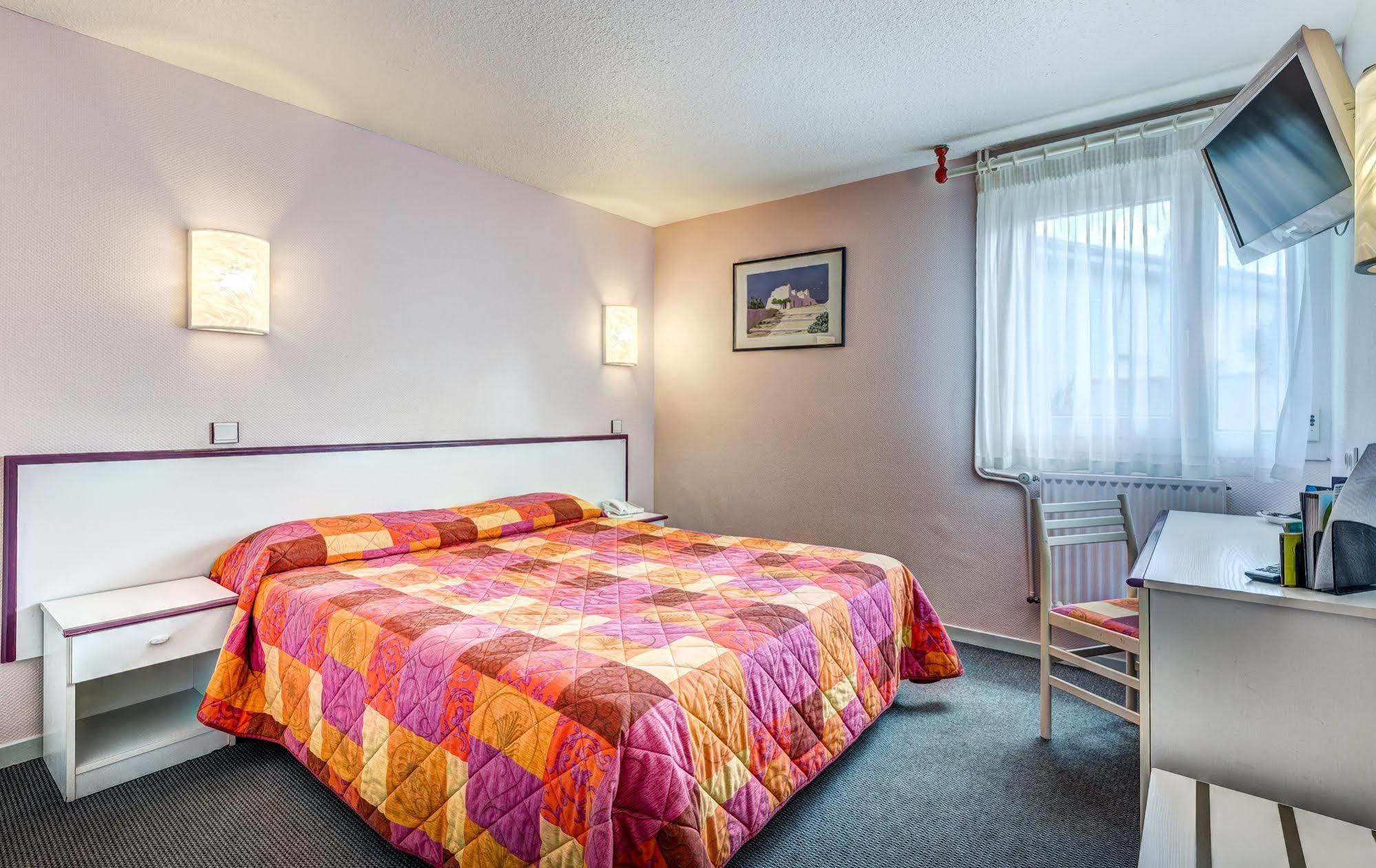 Logis Hotel Le Moulin Des Gardelles Riom Εξωτερικό φωτογραφία
