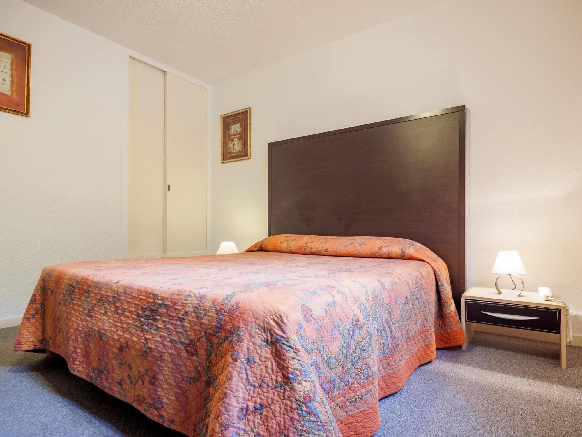Logis Hotel Le Moulin Des Gardelles Riom Εξωτερικό φωτογραφία