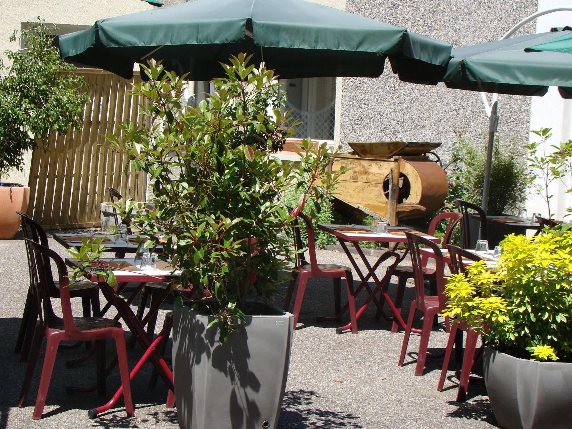 Logis Hotel Le Moulin Des Gardelles Riom Εξωτερικό φωτογραφία