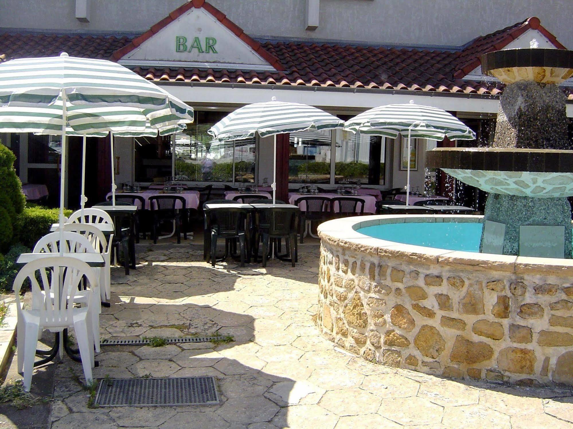 Logis Hotel Le Moulin Des Gardelles Riom Εξωτερικό φωτογραφία
